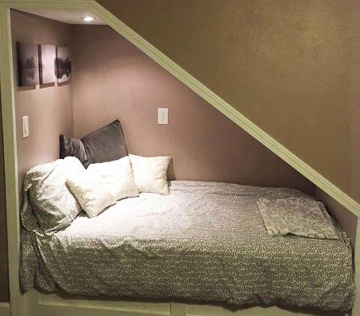 Có nên đặt phòng ngủ dưới cầu thang không?